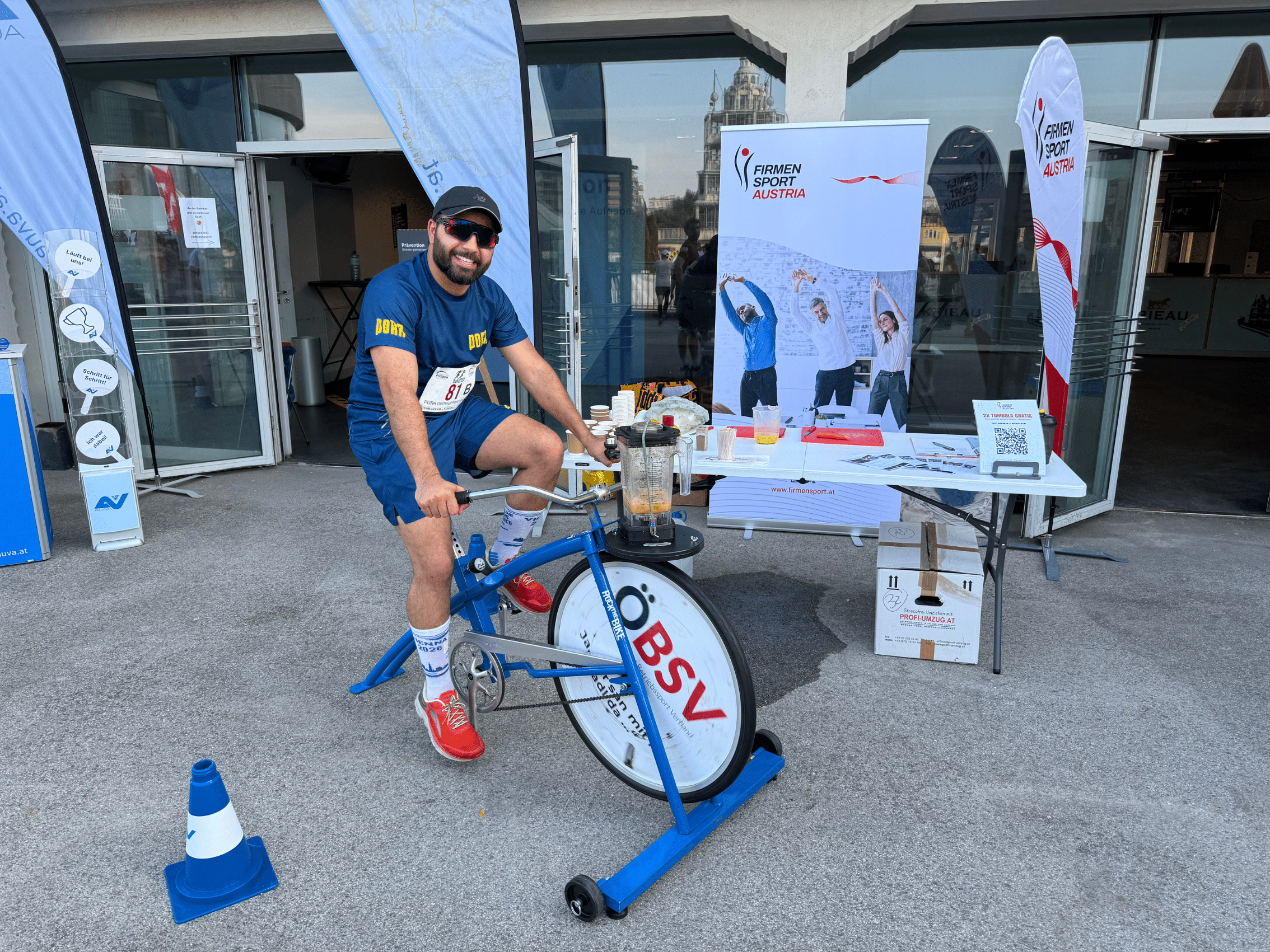 Besucher fährt auf einem Smoothiebike vor dem Informationsstand von Firmen Sport Austria.