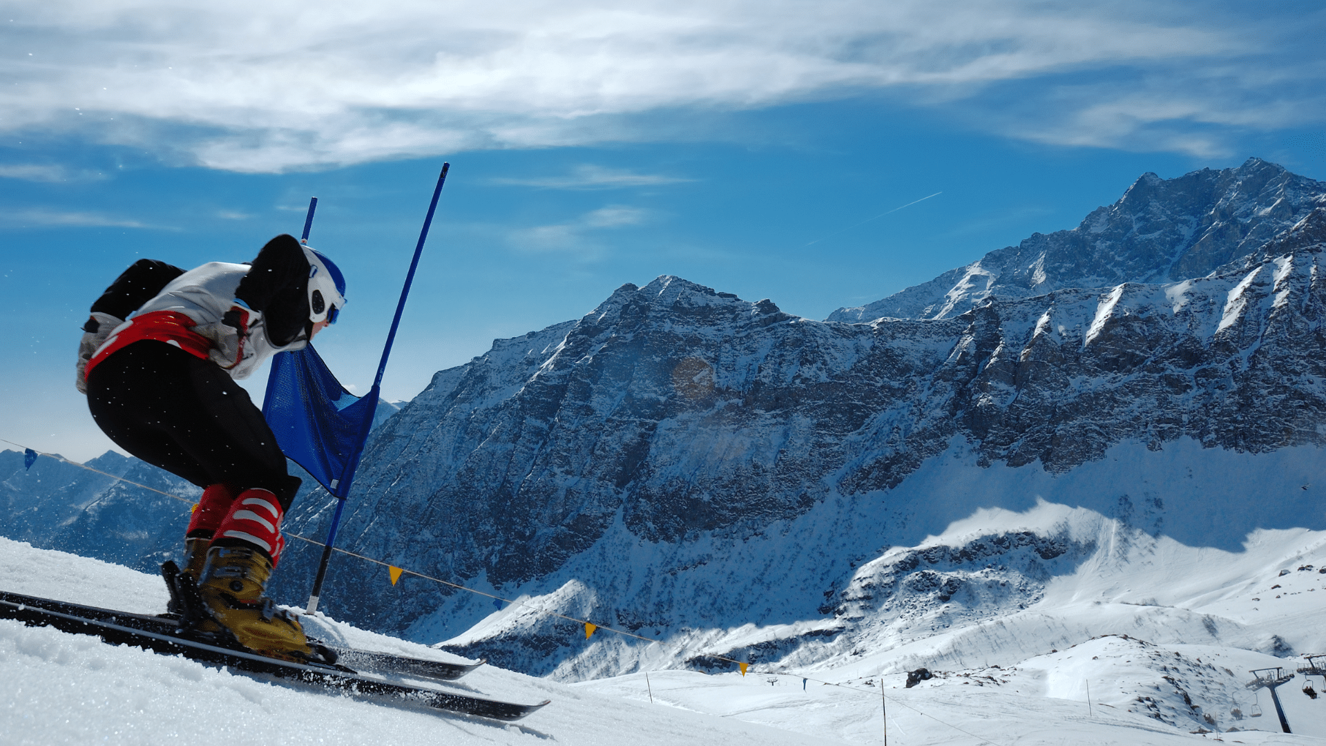 Skifahrer auf Piste, Sonne, Slalom, Wettbewerb, Ski